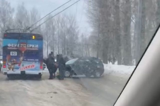 В Ярославле автомобиль Renault въехал в троллейбус