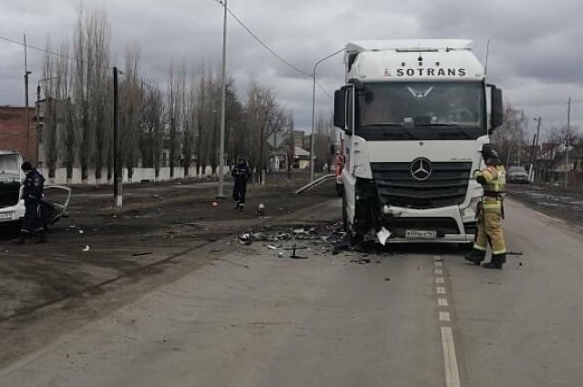 Заснувший таксист влетел в грузовик в Ростовской области