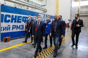 Владимир Якушев и Александр Моор осмотрели новый комплекс на базе ТРМЗ