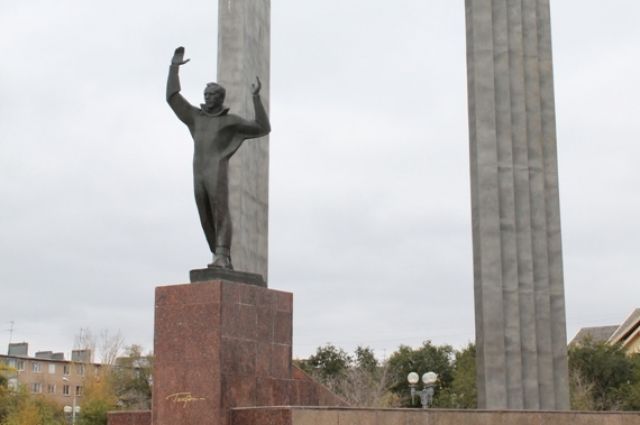 В Оренбурге отмыли памятник Юрию Гагарину, оскверненный вандалами.