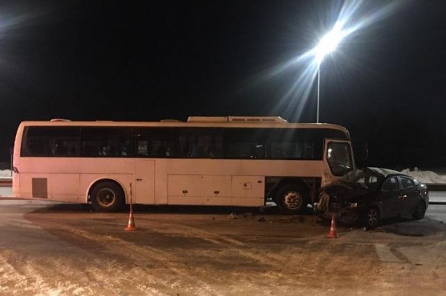 На тюменской трассе при столкновении с автобусом погиб водитель иномарки