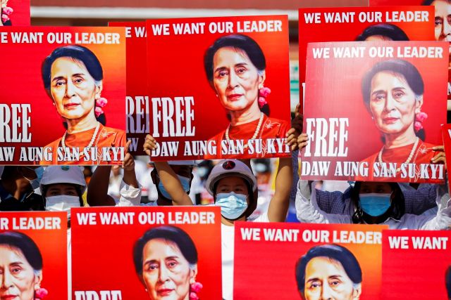 Протестующие в Мьянме с портретами Аун Сан Су Чжи