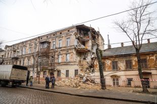 В Одессе рухнула часть жилого дома-памятника архитектуры.