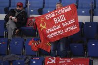 Болельщики ЦСКА поддерживают свою команду.