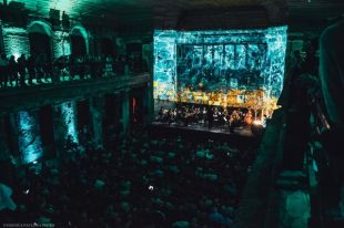 Окунитесь в мир ярких красок и классической музыки.