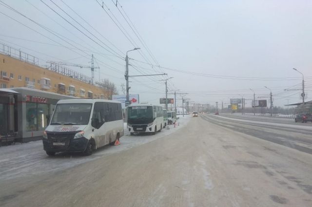 В центре Омска случилась крупная авария с тремя автобусами
