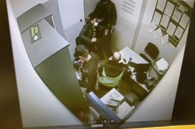 В аэропорту Казани приезжий ударил головой в лицо полицейскому