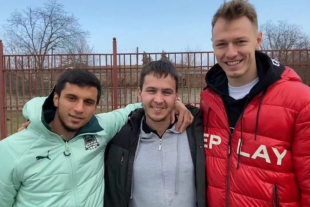 Поддержать таксиста решил и местный футбольный клуб.