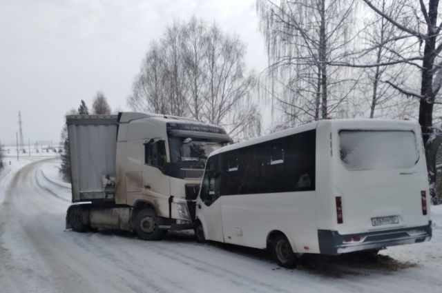 Семь человек пострадали в ДТП с пассажирским автобусом под Усть-Катавом