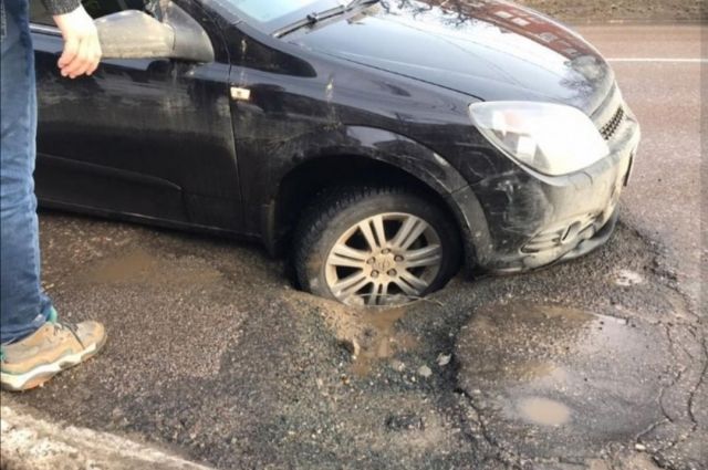В Туле на улице Кирова машина провалилась колесом в открытый колодец