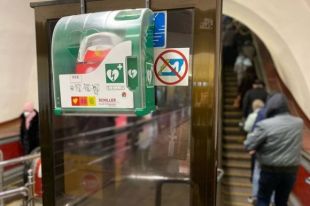 В Киевском метрополитене на 19 станциях установили дефибрилляторы.