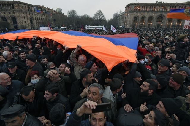 В Ереване несколько тысяч человек собрались на митинг в поддержку Пашиняна