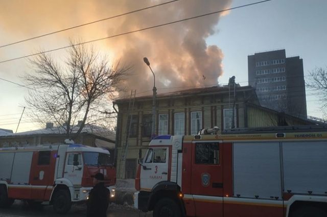 В центре Самары загорелся чердак 2-этажного деревянного жилого дома