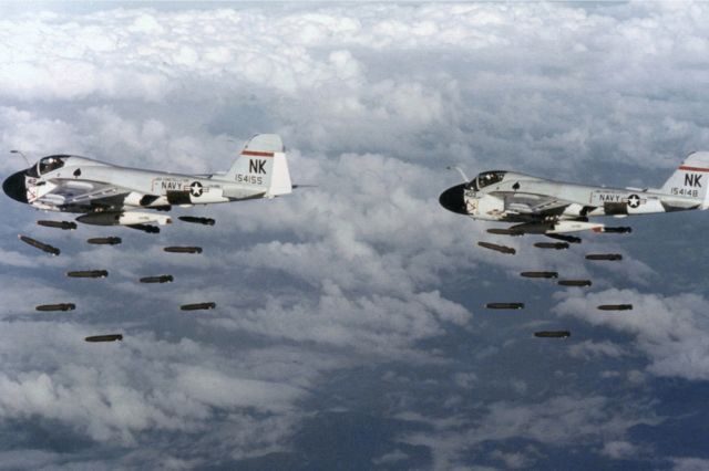 Операция «Раскаты грома». США бросали на Вьетнам всё, кроме атомной бомбы