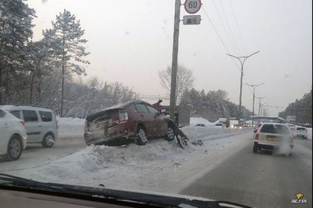 «Тойота» врезалась в столб на Бердском шоссе в Новосибирске