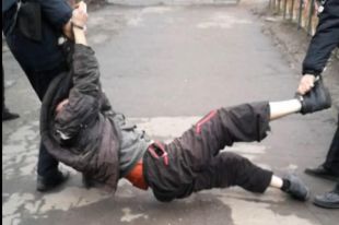 В Сумской области сотрудников полиции подозревают в насилии над задержанным