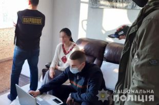 Во Львове задержали женщину, которая продавала свои интимные фотографии