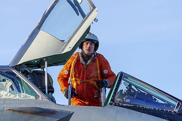 На Камчатке молодые летчики впервые самостоятельно поднялись в воздух