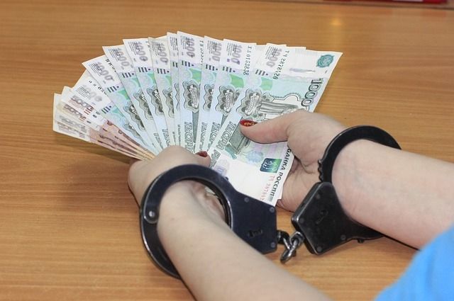 В Саратове сотрудник налоговой попался на взятке в 40 тысяч рублей