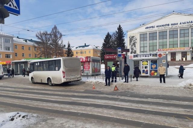 В Омске водитель автобуса № 335 сбил женщину возле ДК им. Малунцева