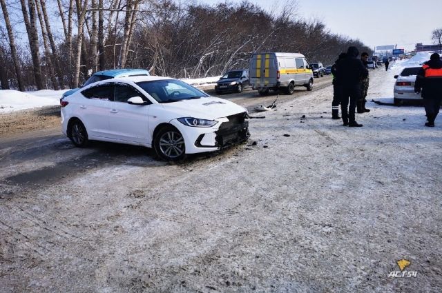 Стоявшая у дороги девушка пострадала из-за ДТП в Новосибирске