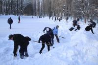 Работники ГАЗа очистили от снега одно из любимых мест отдыха автозаводцев — каток.