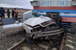 В Донецкой области автомобиль столкнулся с поездом: есть погибший.