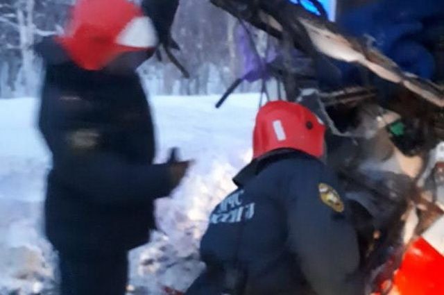 Камчатские спасатели освободили трассу после смертельного ДТП с автобусами