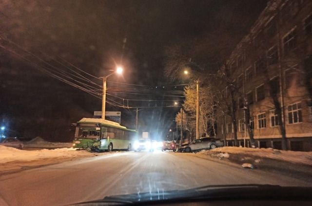 Автобус и легковой автомобиль столкнулись в Челябинске