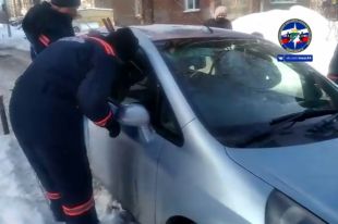Спасатели освободили младенца из