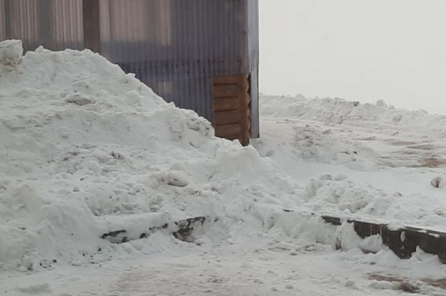 Во дворе жилого дома Омска организовали снежную свалку