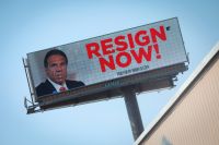 На электронном рекламном щите размещен призыв к губернатору Нью-Йорка Эндрю Куомо уйти в отставку в связи с обвинениями в домогательствах.