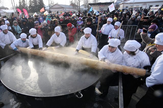 Самый большой блин России испекли в г. Мамадыш (Татарстан). Его диаметр — 2 м 51 см.