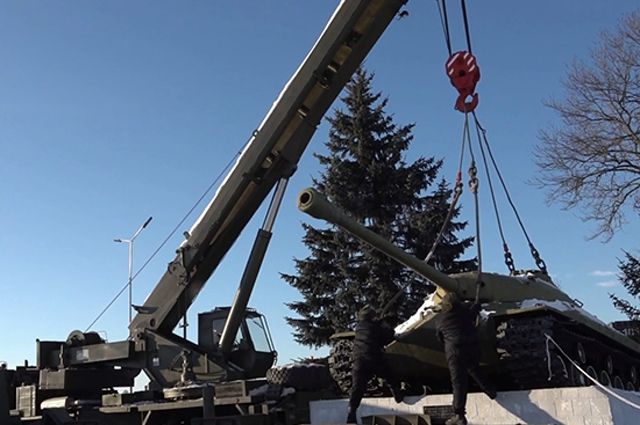 Танк ИС-3, стоявший на въезде в Краснозаменск, готовят к участию в Параде