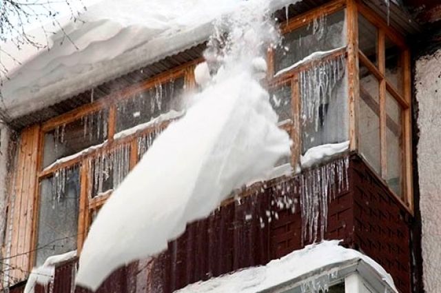 Прокуратура оштрафовала «управляйку» за падение снега с крыши на ребенка