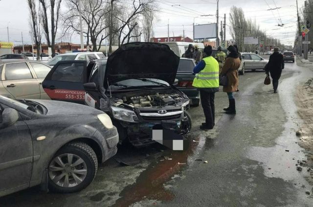 В Саратове пожилой водитель протаранил четыре автомобиля