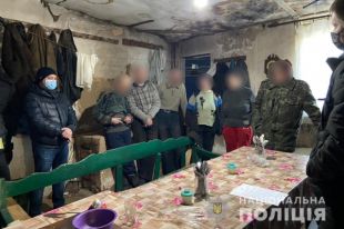 В Харьковской области мужчина удерживал в трудовом рабстве семь человек