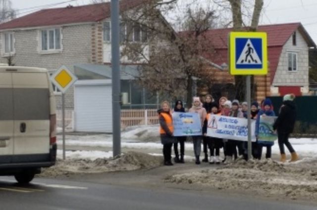 В Брянске одноклассники пострадавшего в ДТП школьника устроили акцию