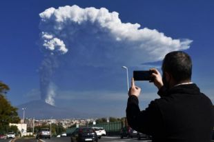 Вулкан Этна выбросил столб пепла высотой 12 километров