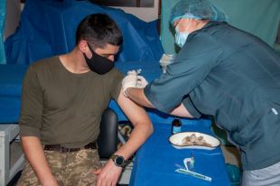 Менее 20 процентов бойцов ВСУ в зоне ООС согласились на вакцинацию