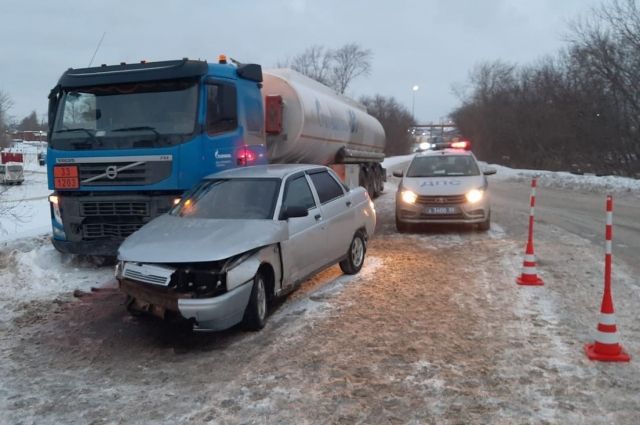 В Омске после столкновения с бензовозом молодой водитель попал в больницу