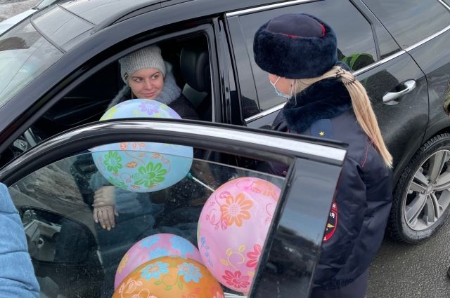 В Саратове женщины за рулем получили цветы, шары и пирожные