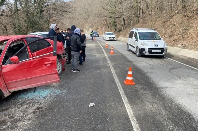 В ДТП в районе Геленджика погиб водитель, еще 4 человека госпитализированы