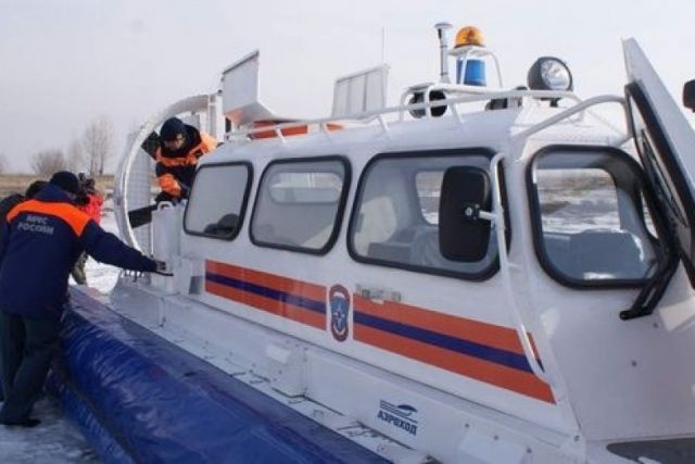 Сотрудники МЧС спасли девятерых рыбаков под Архангельском