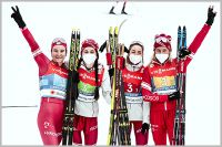 Слева направо: Наталья Непряева, Юлия Ступак, Яна Кирпиченко, Татьяна Сорина, завоевавшие серебряные медали в эстафетной гонке на чемпионате мира-2021 по лыжным видам спорта.