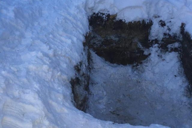 Власти Екатеринбурга оградили яму, в которую накануне упали дети