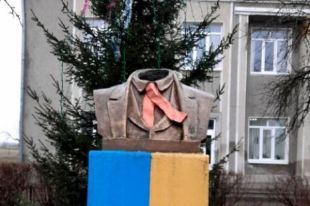 В Ивано-Франковской области осквернили памятник Тараса Шевченко.