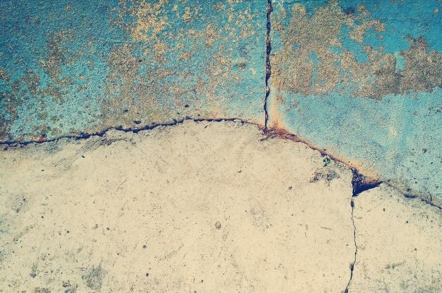 В Омске на трёх женщин из-за тепловоза обрушилась бетонная плита