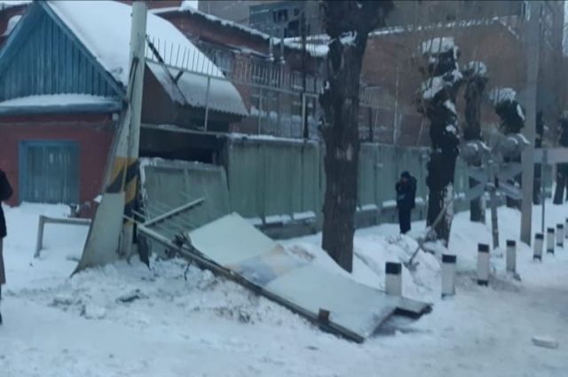 Омская прокуратура организовала проверку из-за обрушения стены на прохожих