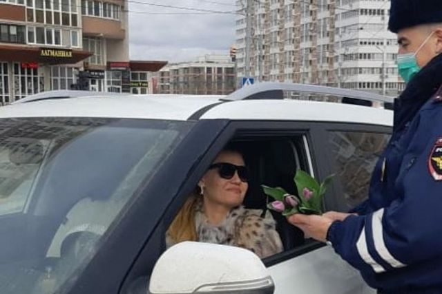 В Новороссийске инспекторы ГИБДД поздравили женщин-водителей